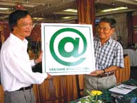 Nhà doanh nghiệp Nguyễn Hòa (trái) và nhà thơ Lê Chí với biểu tượng trang web Văn nghệ sông Cửu Long.